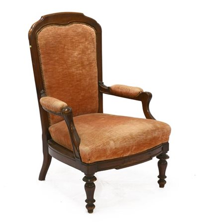 Poltrona in noce con schienale a scudo, montanti sagomati, piedi anteriori torn