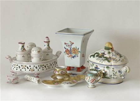 Manifatture diverse.
Lotto composto da un calamaio, un cruet, un vaso, una zupp