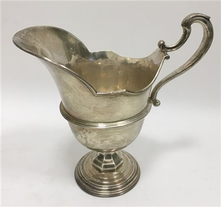 Versatoio in argento a corpo liscio. Titolo 800 (g 650)