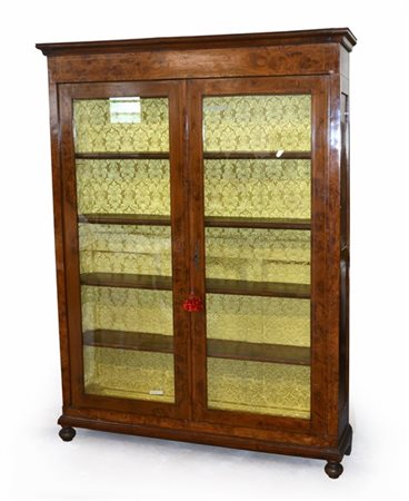 Vetrina a due ante lastronata in radica di noce e filettata, piedi anteriori a