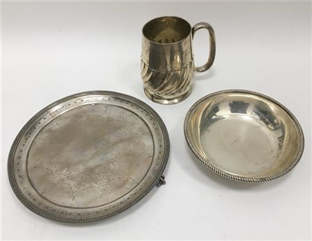 Lotto composto da un'alzatina, un salver ed un boccale in argento. Punzoni di e
