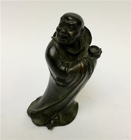 Scultura in bronzo raffigurante Luohan con ciotola per offerte (h cm 19) (difet