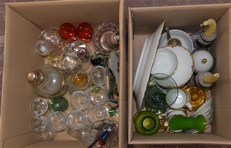 Lotto di due scatoloni contenenti oggetti di diversa forma ed uso in vetro, por