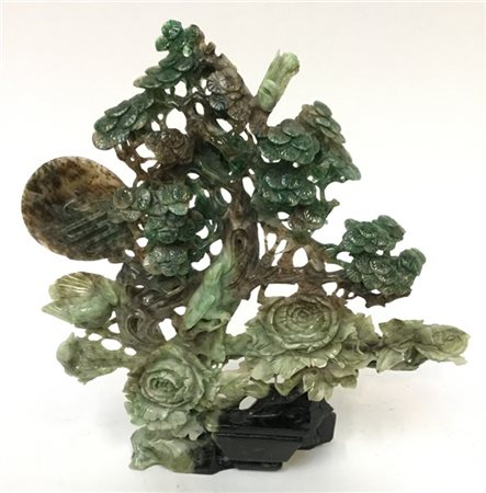 Scultura in pietra dura raffigurante un vaso con volatili tra rami in fiore (h cm 30) (difetti) Cina, sec. XX