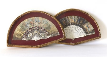 Lotto di due ventagli con stecche in avorio traforato e dipinto e pagine decora
