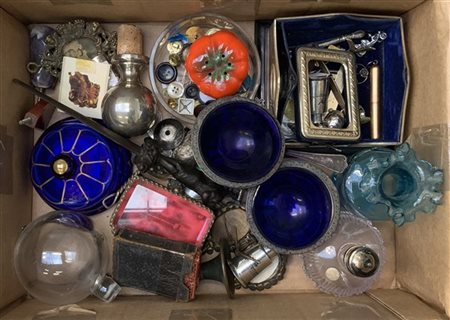 Lotto composto da numerosi piccoli oggetti di forme, materiali e misure diverse