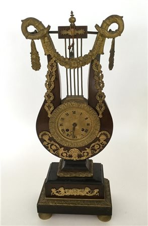 Orologio da tavolo a lira in legno decorato con fregi classici in metallo dorat