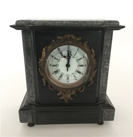 Orologio da tavolo in legno laccato con base, montanti e piano in marmo.. Quadr