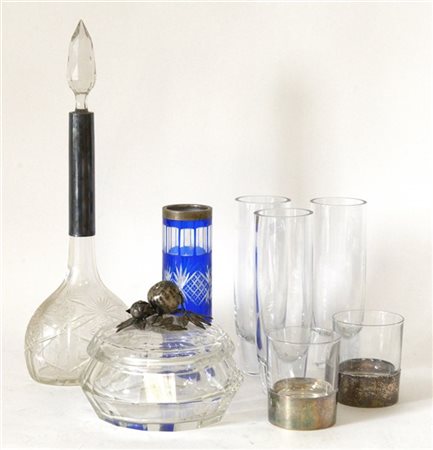 Lotto composto da una bottiglia con tappo, un vasetto in cristallo di Boemia, u