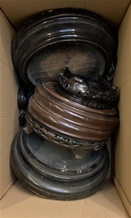 Lotto composto da numerose basi cinesi in legno (un cartone) (difetti)