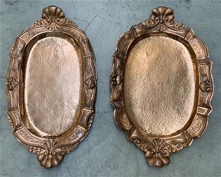 Lotto composto da due grandi vassoi in rame sbalzato, misure diverse (lievi dif