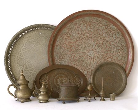 Arte etnica, lotto composto da quattro vassoi, una teiera, una lattiera,una sca