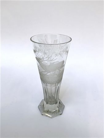 Bicchiere in cristallo a base ottagonale molato a figura di cervo in un paesagg