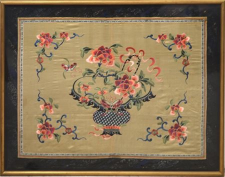 Ricamo in seta policroma a punto lanciato su fondo di raso di seta color crema