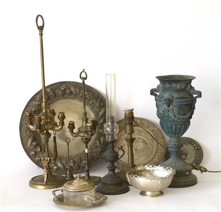 Lotto composto da tre lampade fiorentine, tre piatti, un vaso biansato, due can