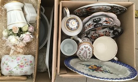 Lotto composto da due cartoni contenenti numerosi oggetti di fatture diverse (d