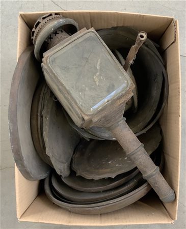 Lotto composto da una lampada da carrozza in ferro e alcuni piatti e paioli in