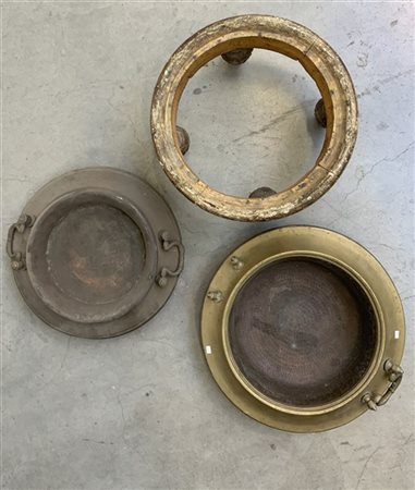 Lotto composto da due bracieri diversi in rame (d max cm 50) uniti ad un poggia