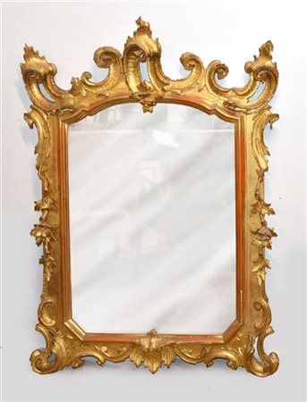 Spechiera do forma sagomata in legno intagliato e dorato a volute vegetali, fio