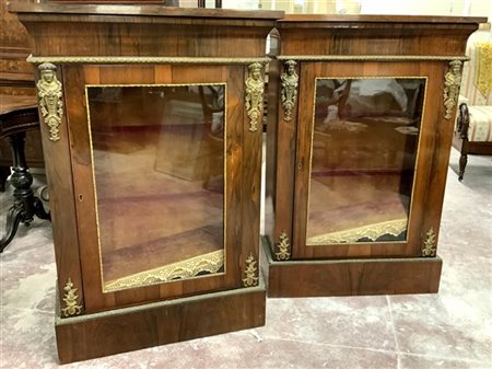 Coppia di vetrinette ad una anta lastronte decorate da profili e fregi in bronz