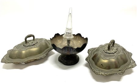 Lotto composto da due legumiere in metallo e un vaso soliflore in metallo e vet