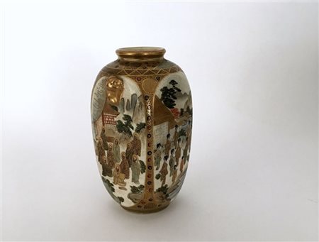 Vaso in porcellana in stile Satsuma con anse a mascheroni (h. cm 16,5) (lievi d