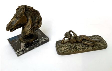 Lotto composto da due piccole sculture in bronzo raffiguranti nudo di donna sdr