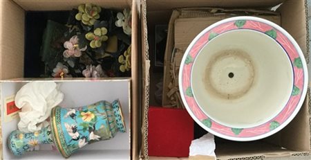 Due cartoni contenenti oggetti orientali di forme e misure differenti (difetti)