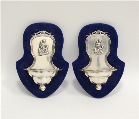 Coppia di piccole acquasantiere in argento martellato decorate da Madonna con B