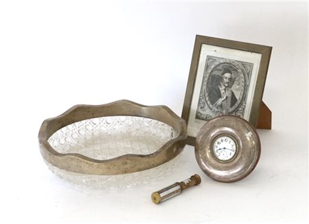 Lotto composto da un orologio da tavola, una cornice portafoto in lamina d'arge