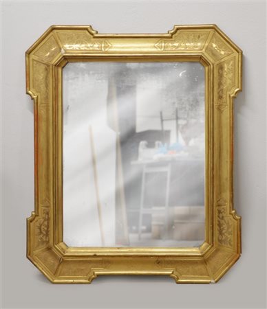 Specchiera a vassoio in legno dorato e bulinato a motivi vegetali, fine del sec