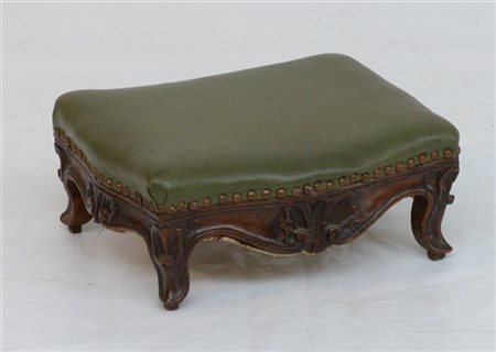 Poggiapiedi in noce intagliato a volute e motivo di conchiglia, secolo XIX (dif