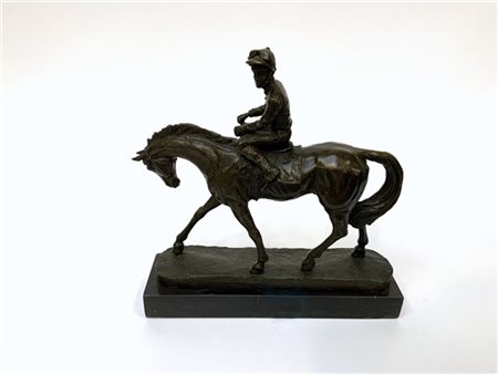Scultura in bronzo raffigurante un fantino a cavallo su base in marmo nero firm