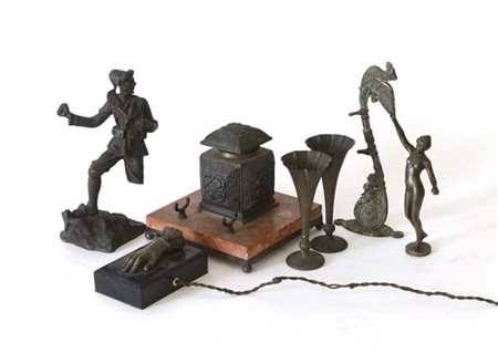 Lotto composto da un calamaio, due sculturine, due vasetti "Liberty", un portac