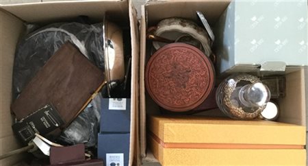 Due cartoni contenenti numerosi oggetti diversi (difetti)