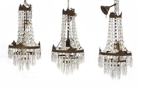 Gruppo di tre lampadarietti a cesto ad una fiamma con struttura in metallo dora