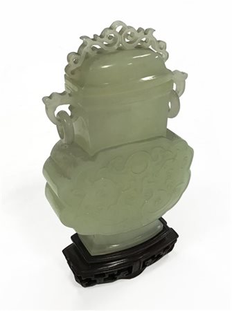 Vaso di forma arcaica in pietra dura verde chiaro con ansa ad anello, base in l