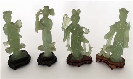 Gruppo di quattro sculture in pietra dura raffiguranti dame, basi in legno Misu