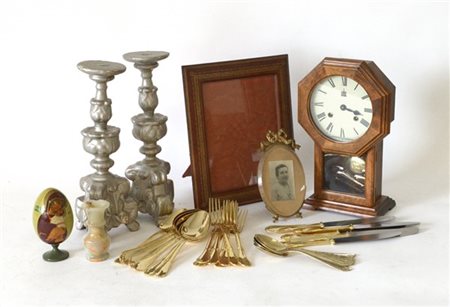 Lotto composto da un orologio da tavolo, due candelieri, due cornici portafoto,