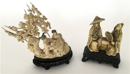 Lotto composto da un gruppo in avorio ed uno in resina, basi in legno (difetti)