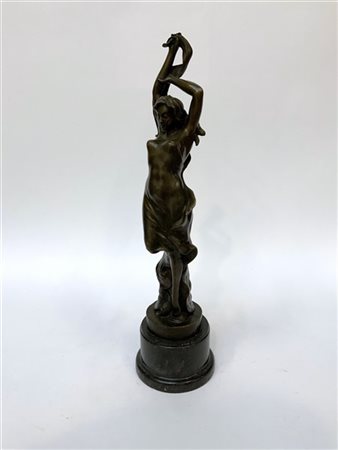 Ignoto, ''nudo di donna danzante'', scultura in bronzo su base circolare in mar