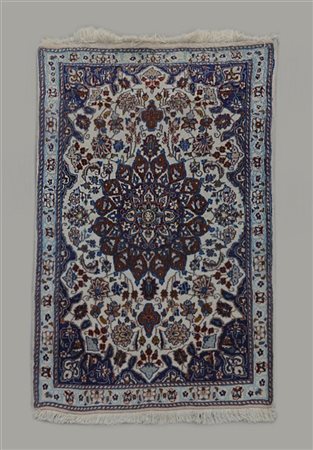 Tappeto Nain, Persia, secolo XX.
Annodato in lana e seta, decoro a medaglione p