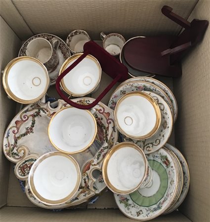 Cartone contenente numerose porcellane e ceramiche di diversa epoca (difetti)