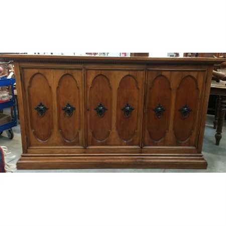 Credenza in noce a tre ante pannelate con aplicazioni in metallo (cm 200x113x56