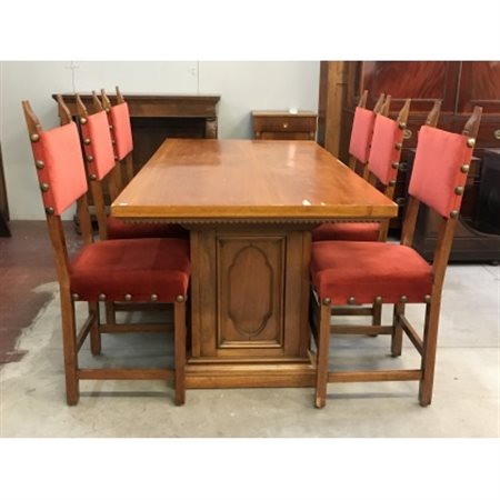 Tavolo da pranzo in legno con montanti scolpiti riuniti da traversa in bronzo.