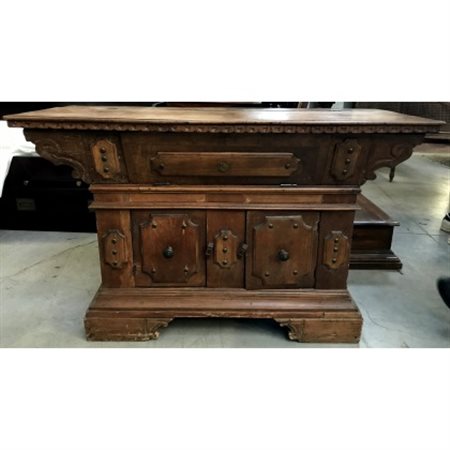 Madia a due ante in legno scolpito, applicazioni in metallo, piedi a mensola in