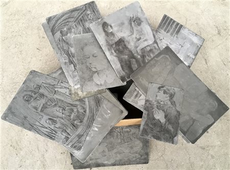 Cartone contenente numerosi cliché tipografici di soggetto figurativo, autori e