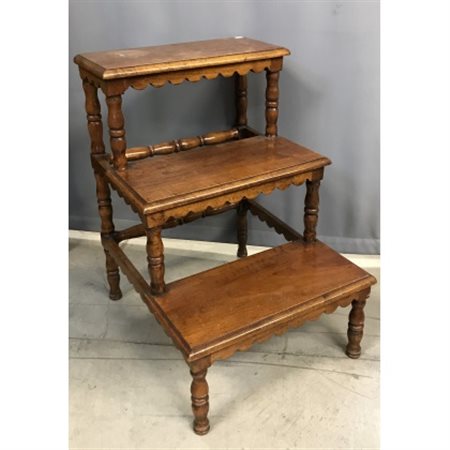 Scaletta da biblioteca in legno a tre pioli con montanti torniti (cm48x72x59) (