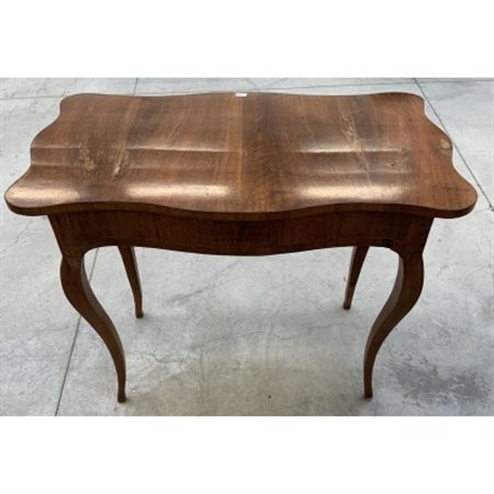 Tavolino in noce filettato in legni chiari con piano, grembiali e gambe di form