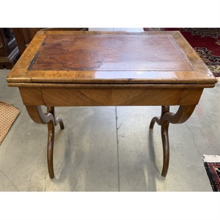 Tavolino da gioco in noce ad un cassetto, piano apribile, gambe a lira. Secolo